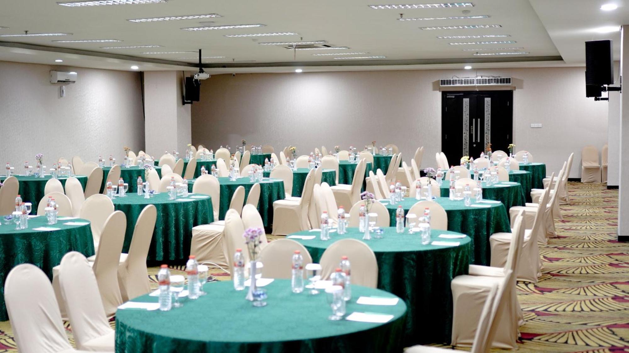 Savana Hotel & Convention Malang Exterior photo